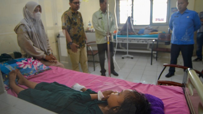 Seorang anak yang diduga menjadi korban keracunan MBG dirawat di bangsal anak RSUD Lubuk Basung, Agam, Sumatera Barat, Kamis (2/10/2025). [ANTARA FOTO/Iggoy el Fitra/bar]