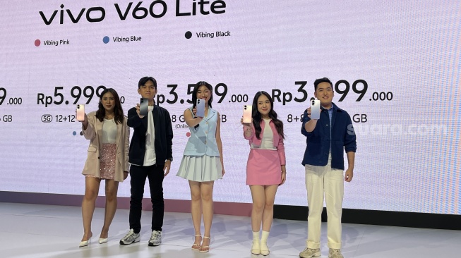 Vivo V60 Lite 4G dan Vivo V60 Lite 5G yang resmi diluncurkan ke Indonesia pada Kamis (2/10/2025). [Suara.com/Dicky Prastya]