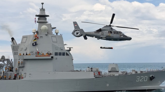 TNI Angkatan Laut (AL) melaksanakan Sailing Pass atau unjuk kemampuan alutsista di Teluk Jakarta. (Suara.com/Novian)