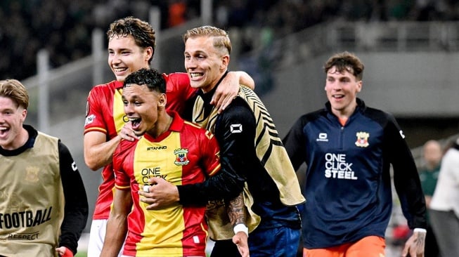 Dean James bikin dua assist untuk kemenangan dramatis Go Ahead Eagles 2-1 atas Panathinaikos. [Dok. Go Ahead Eagles]