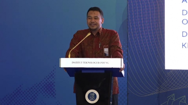 Direktur Penataan Spektrum Frekuensi Radio, Orbit Satelit, dan Standarisasi Infrastruktur Digital Kementerian Komdigi, Adis Alifiawan. [Screenshot]