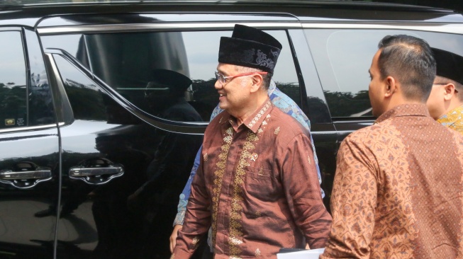 Menteri Haji dan Umrah Mochamad Irfan Yusuf saat tiba di Gedung Merah Putih KPK, Jakarta, Jumat (3/10/2025). [Suara.com/Alfian Winanto]