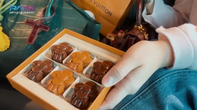 Cokelat Louis Vuitton yang dimakan Nagita Slavina (YouTube/Rans Entertainment)