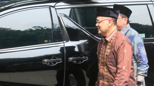 Menteri Haji dan Umrah Mochamad Irfan Yusuf saat tiba di Gedung Merah Putih KPK, Jakarta, Jumat (3/10/2025). [Suara.com/Alfian Winanto]