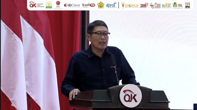 Kepala Eksekutif Pengawas Pasar Modal, Keuangan Derivatif dan Bursa Karbon OJK, Inarno Djajadi dalam kuliah umum di Aceh secara virtual, Jumat (3/10/2025). [Tangkapan layar]