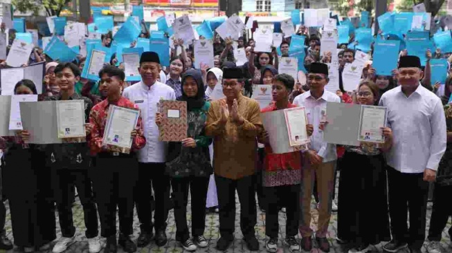 Gubernur Pramono Putihkan 1.238 Ijazah, Habiskan Anggaran Rp4,13 Miliar
