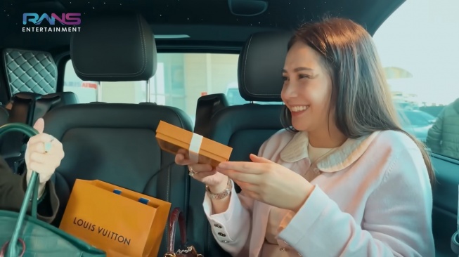Nagita Slavina makan cokelat Louis Vuitton (YouTube/Rans Entertainment)
