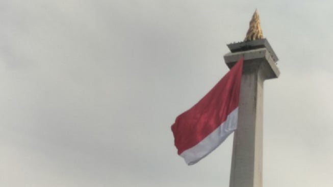 Bendera Merah Putih Robek di Puncak Monas Saat Gladi HUT TNI, Kapuspen: Bahan Kain Kurang Bagus