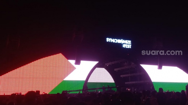 Aksi panggung Hindia di Synchronize Festival, JI-Expo Kemayoran, Jakarta Pusat pada Jumat, 3 Oktober 2025 [Suara.com/Rena Pangesti]