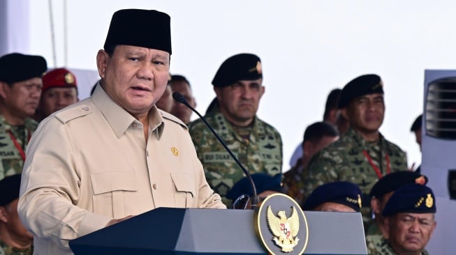 Dari Atas Kapal Perang, Prabowo Beri Pangkat Kehormatan dan Pesan: Jangan Khianati Rakyat!