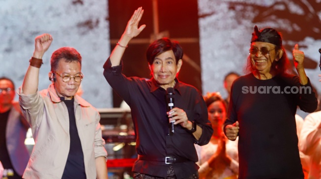 Guruh Soekarnoputra (tengah) bersama Grup Musik Gipsy dan sejumlah musisi tampil menghibur penonton di acara Synchronize Fest 2025 di Gambir Expo Kemayoran, Jakarta, Sabtu (4/10/2025). [Suara.com/Alfian Winanto]