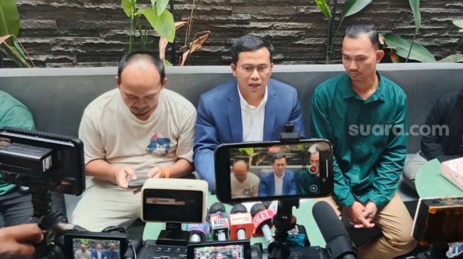 Pengacara Ashanty, Indra Tarigan (tengah) menggelar jumpa pers soal tudingan kliennya melakukan perampasan aset mantan karyawannya yang bernama Ayu Chairun Nurisa. [Rena Pangesti/Suara.com]