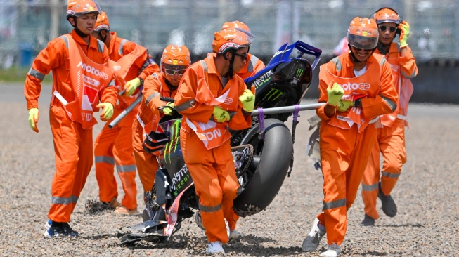 Marshal mengangkat motor pembalap Monster Energy Yamaha MotoGP Fabio Quartararo yang terjatuh saat mengikuti sesi balapan kualifikasi Q2 MotoGP Indonesia 2025 di Sirkuit Internasional Pertamina Mandalika, Lombok Tengah, Nusa Tenggara Barat, Sabtu (4/10/2025). [ANTARA FOTO/Ahmad Subaidi/tom]