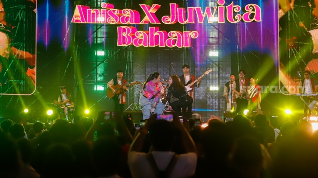Pedangdut Anisa Bahar dan Juwita Bahar tampil menghibur penonton di acara Synchronize Fest 2025 di Gambir Expo Kemayoran, Jakarta, Jumat (3/10/2025). [Suara.com/Alfian Winanto]
