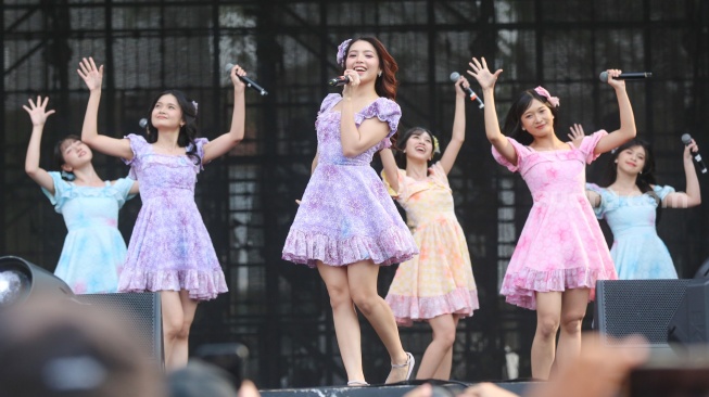Grup Idol JKT48 tampil menghibur penonton di acara Synchronize Fest 2025 di Gambir Expo Kemayoran, Jakarta, Sabtu (4/10/2025). [Suara.com/Alfian Winanto]
