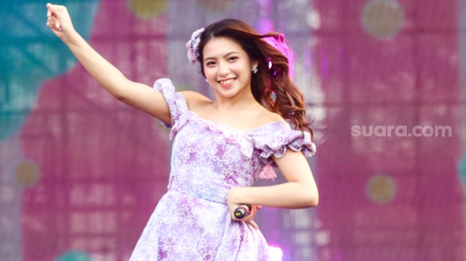 Member JKT48 Shania Gracia tampil menghibur penonton di acara Synchronize Fest 2025 di Gambir Expo Kemayoran, Jakarta, Sabtu (4/10/2025). [Suara.com/Alfian Winanto]