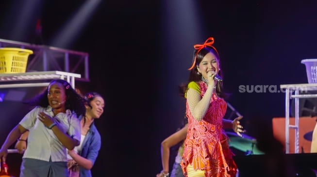 Penyanyi Rara Sudirman tampil dalam Pertunjukan Musikal Rangga & Cinta di acara Synchronize Fest 2025 di Gambir Expo Kemayoran, Jakarta, Sabtu (4/10/2025). [Suara.com/Alfian Winanto]
