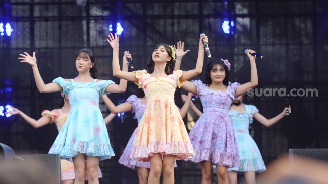 Grup Idol JKT48 tampil menghibur penonton di acara Synchronize Fest 2025 di Gambir Expo Kemayoran, Jakarta, Sabtu (4/10/2025). [Suara.com/Alfian Winanto]