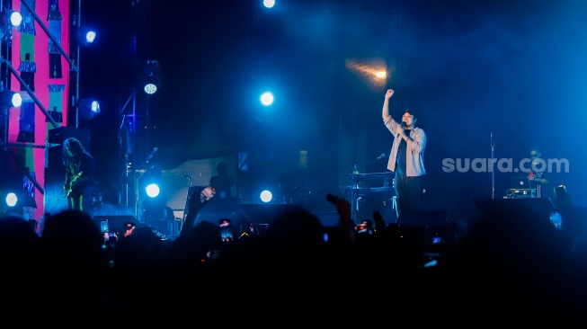 Grup musik Letto tampil menghibur penonton di acara Synchronize Fest 2025 di Gambir Expo Kemayoran, Jakarta, Jumat (3/10/2025). [Suara.com/Alfian Winanto]
