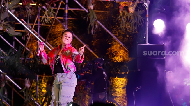 Pedangdut Juwita Bahar tampil menghibur penonton di acara Synchronize Fest 2025 di Gambir Expo Kemayoran, Jakarta, Jumat (3/10/2025). [Suara.com/Alfian Winanto]