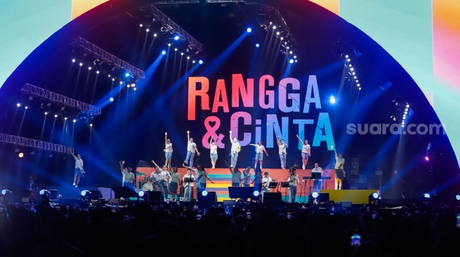 Pertunjukan Musikal Rangga & Cinta di acara Synchronize Fest 2025 di Gambir Expo Kemayoran, Jakarta, Sabtu (4/10/2025). [Suara.com/Alfian Winanto]