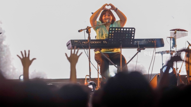 Grup musik The Cottons tampil menghibur penonton di acara Synchronize Fest 2025 di Gambir Expo Kemayoran, Jakarta, Jumat (3/10/2025). [Suara.com/Alfian Winanto]