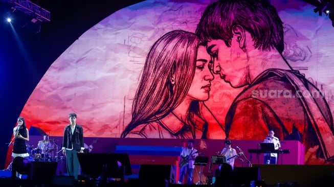 Artis Leya Princy dan El Putra Sarira tampil dalam Pertunjukan Musikal Rangga & Cinta di acara Synchronize Fest 2025 di Gambir Expo Kemayoran, Jakarta, Sabtu (4/10/2025). [Suara.com/Alfian Winanto]