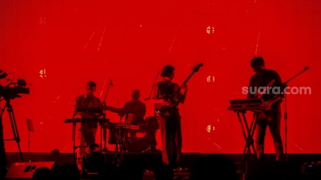 Grup musik The Cottons tampil menghibur penonton di acara Synchronize Fest 2025 di Gambir Expo Kemayoran, Jakarta, Jumat (3/10/2025). [Suara.com/Alfian Winanto]