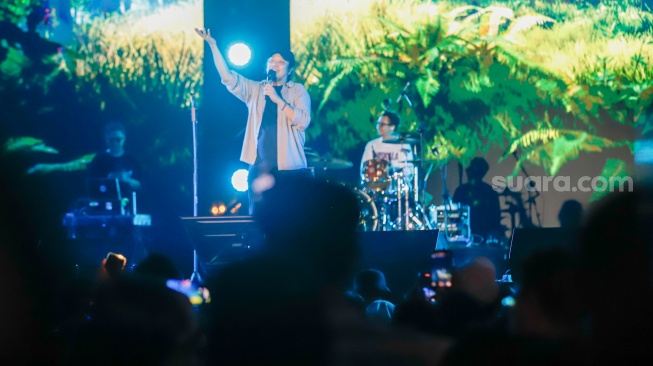 Grup musik Letto tampil menghibur penonton di acara Synchronize Fest 2025 di Gambir Expo Kemayoran, Jakarta, Jumat (3/10/2025). [Suara.com/Alfian Winanto]