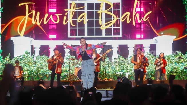 Pedangdut Juwita Bahar tampil menghibur penonton di acara Synchronize Fest 2025 di Gambir Expo Kemayoran, Jakarta, Jumat (3/10/2025). [Suara.com/Alfian Winanto]