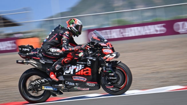Pembalap Aprilia Racing Marco Bezzecchi memacu kecepatan sepeda motornya dalam sesi kualifikasi Q2 MotoGP Indonesia 2025 di Sirkuit Internasional Pertamina Mandalika, Lombok Tengah, Nusa Tenggara Barat, Sabtu (4/10/2025). [ANTARA FOTO/Aditya Pradana Putra/tom]