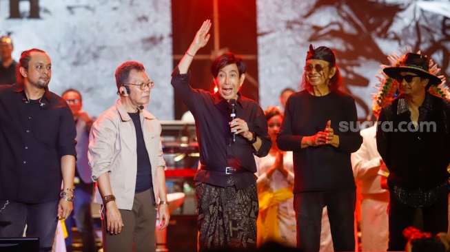 Guruh Soekarnoputra (tengah) bersama Grup Musik Gipsy dan sejumlah musisi tampil menghibur penonton di acara Synchronize Fest 2025 di Gambir Expo Kemayoran, Jakarta, Sabtu (4/10/2025). [Suara.com/Alfian Winanto]