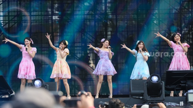 Grup Idol JKT48 tampil menghibur penonton di acara Synchronize Fest 2025 di Gambir Expo Kemayoran, Jakarta, Sabtu (4/10/2025). [Suara.com/Alfian Winanto]