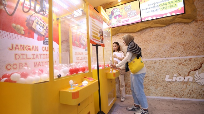 Pengunjung beraktivitas di stan Lion Parcel pada ajang musik Synchronize Fest 2025 di Jakarta, Jumat (3/10/2025). [Handout]
