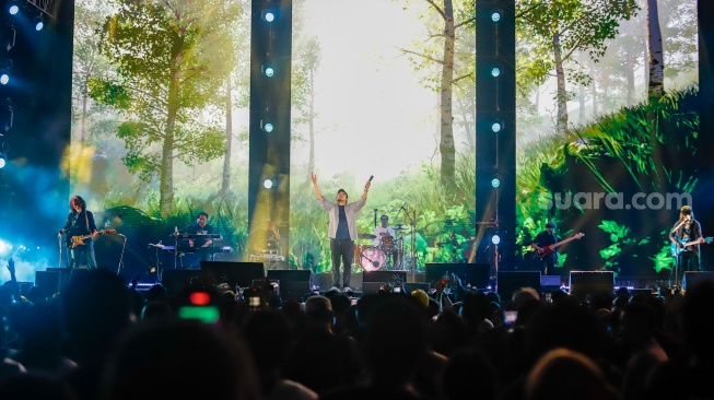 Grup musik Letto tampil menghibur penonton di acara Synchronize Fest 2025 di Gambir Expo Kemayoran, Jakarta, Jumat (3/10/2025). [Suara.com/Alfian Winanto]