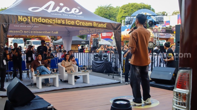 Peserta unjuk bakat dalam acara Aice Got You! Panggung Crispymu! di Jakarta, pada Jumat (3/10/2025). [Suara.com/Alfian Winanto]