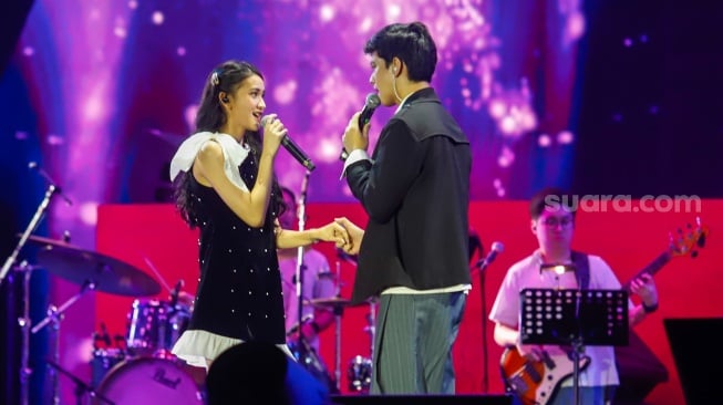 Artis Leya Princy dan El Putra Sarira tampil dalam Pertunjukan Musikal Rangga & Cinta di acara Synchronize Fest 2025 di Gambir Expo Kemayoran, Jakarta, Sabtu (4/10/2025). [Suara.com/Alfian Winanto]