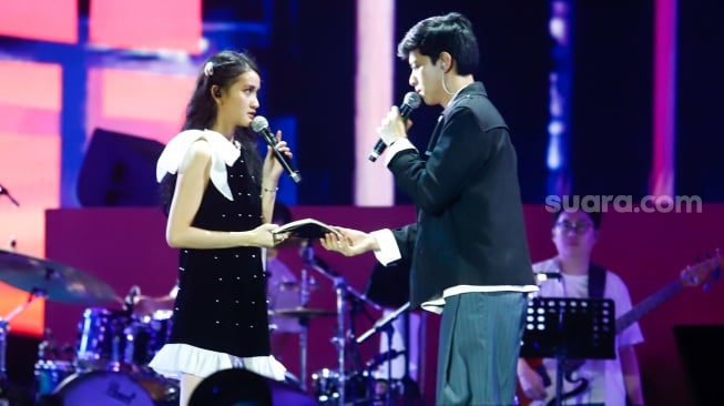 Artis Leya Princy dan El Putra Sarira tampil dalam Pertunjukan Musikal Rangga & Cinta di acara Synchronize Fest 2025 di Gambir Expo Kemayoran, Jakarta, Sabtu (4/10/2025). [Suara.com/Alfian Winanto]