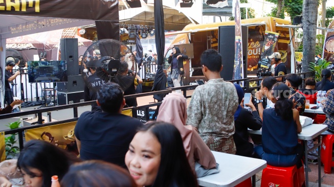 Pengunjung menonton peserta unjuk bakat dalam acara Aice Got You! Panggung Crispymu! di Jakarta, pada Jumat (3/10/2025). [Suara.com/Alfian Winanto]