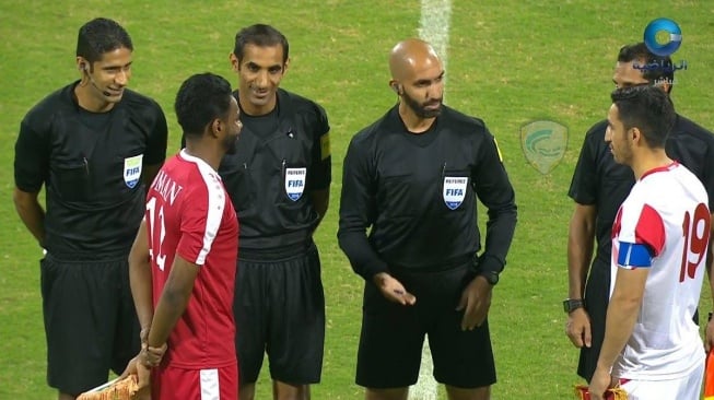 Wasit asal Kuwait Ahmad Al Ali (kepala plontos) jadi pengadil di pertandingan Timnas Indonesia vs Arab Saudi pada 8 Oktober 2025 [Facebook Ahmad Al Ali]