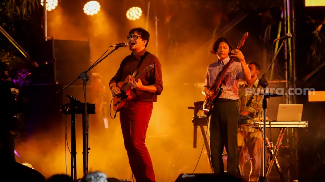 Grup musik The Cottons tampil menghibur penonton di acara Synchronize Fest 2025 di Gambir Expo Kemayoran, Jakarta, Jumat (3/10/2025). [Suara.com/Alfian Winanto]
