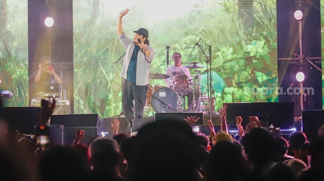 Grup musik Letto tampil menghibur penonton di acara Synchronize Fest 2025 di Gambir Expo Kemayoran, Jakarta, Jumat (3/10/2025). [Suara.com/Alfian Winanto]