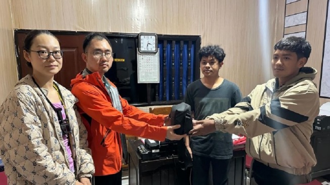 Kisah Turis China Berjanji Akan Kembali ke Bali Setelah Tasnya Sempat Hilang Saat Naik Kapal