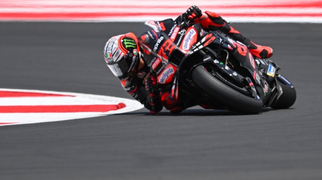 Pembalap Aprilia Racing Marco Bezzecchi memacu kecepatan sepeda motornya dalam sesi kualifikasi Q2 MotoGP Indonesia 2025 di Sirkuit Internasional Pertamina Mandalika, Lombok Tengah, Nusa Tenggara Barat, Sabtu (4/10/2025). [ANTARA FOTO/Aditya Pradana Putra/tom]