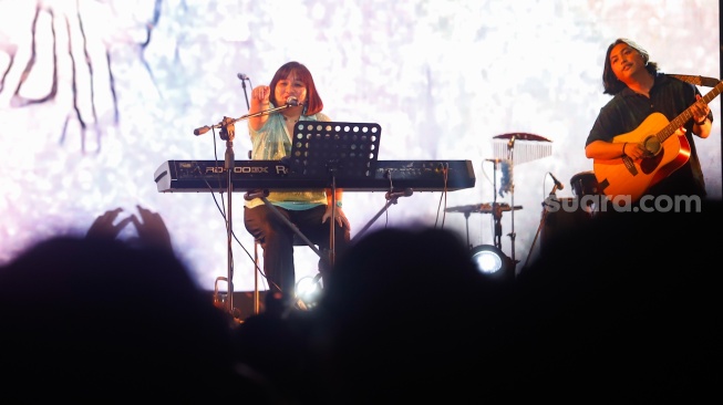 Grup musik The Cottons tampil menghibur penonton di acara Synchronize Fest 2025 di Gambir Expo Kemayoran, Jakarta, Jumat (3/10/2025). [Suara.com/Alfian Winanto]