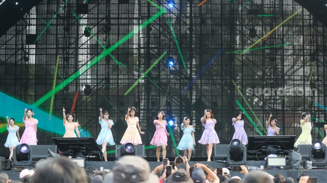 Grup Idol JKT48 tampil menghibur penonton di acara Synchronize Fest 2025 di Gambir Expo Kemayoran, Jakarta, Sabtu (4/10/2025). [Suara.com/Alfian Winanto]