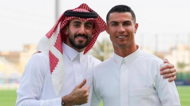 Kiper Timnas Arab Saudi Nawaf Al-Aqidi dan Cristiano Ronaldo [@CRIS_GOA7]