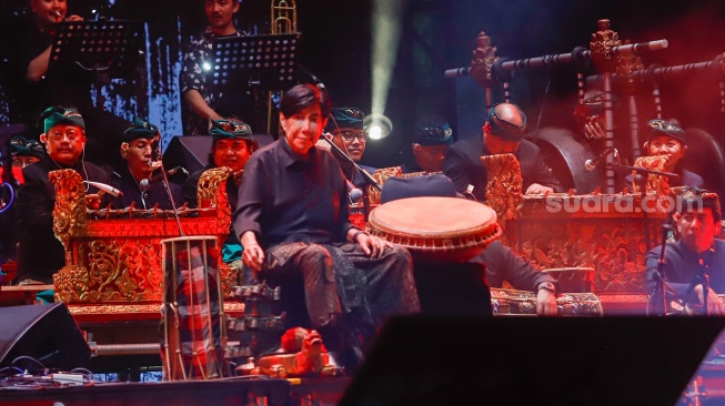 Guruh Soekarnoputra bersama grup musik Gipsy tampil menghibur penonton di acara Synchronize Fest 2025 di Gambir Expo Kemayoran, Jakarta, Sabtu (4/10/2025). [Suara.com/Alfian Winanto]