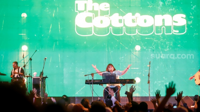 Grup musik The Cottons tampil menghibur penonton di acara Synchronize Fest 2025 di Gambir Expo Kemayoran, Jakarta, Jumat (3/10/2025). [Suara.com/Alfian Winanto]