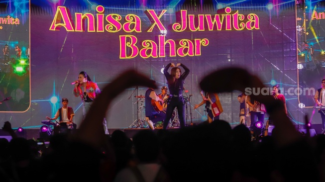 Pedangdut Anisa Bahar dan Juwita Bahar tampil menghibur penonton di acara Synchronize Fest 2025 di Gambir Expo Kemayoran, Jakarta, Jumat (3/10/2025). [Suara.com/Alfian Winanto]